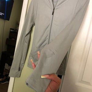 Athletic sweater stretchy ! BRAND :Bella Movement